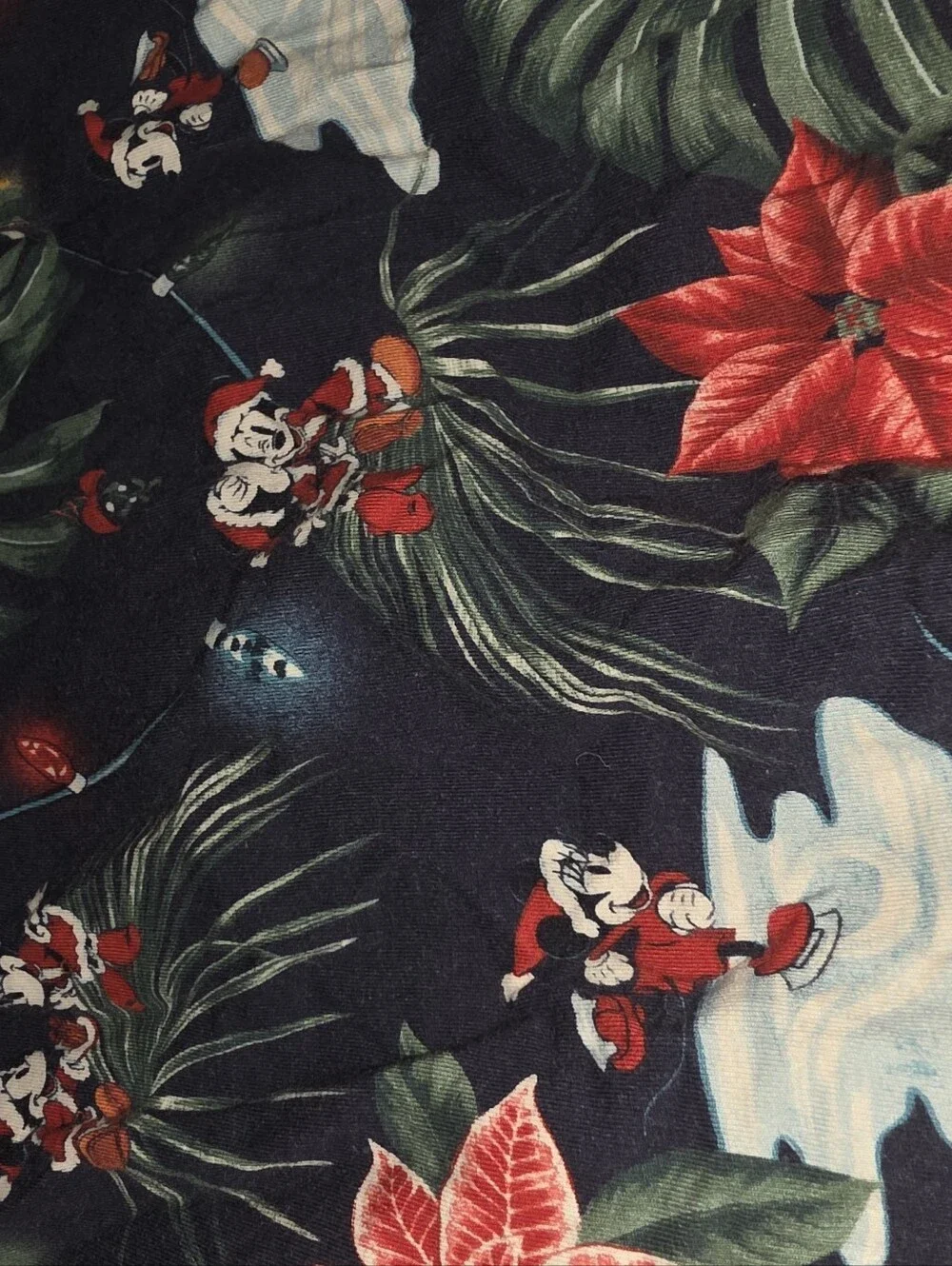 Brand: Tommy BahamaCollaboration: DisneyDesign: Festive Mickey Mouse Xl
